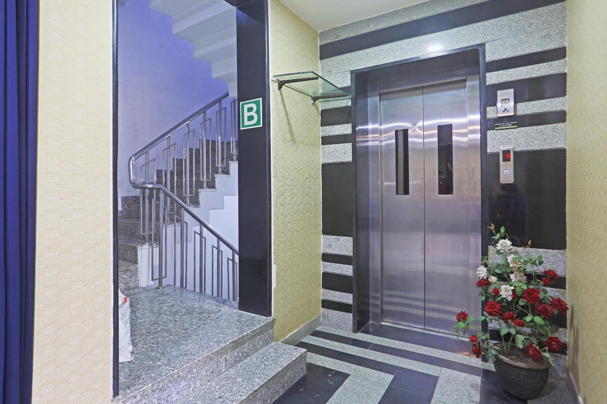 Hotel Aerostar Gold - Opposite Max Healthcare Delhi  Dış mekan fotoğraf