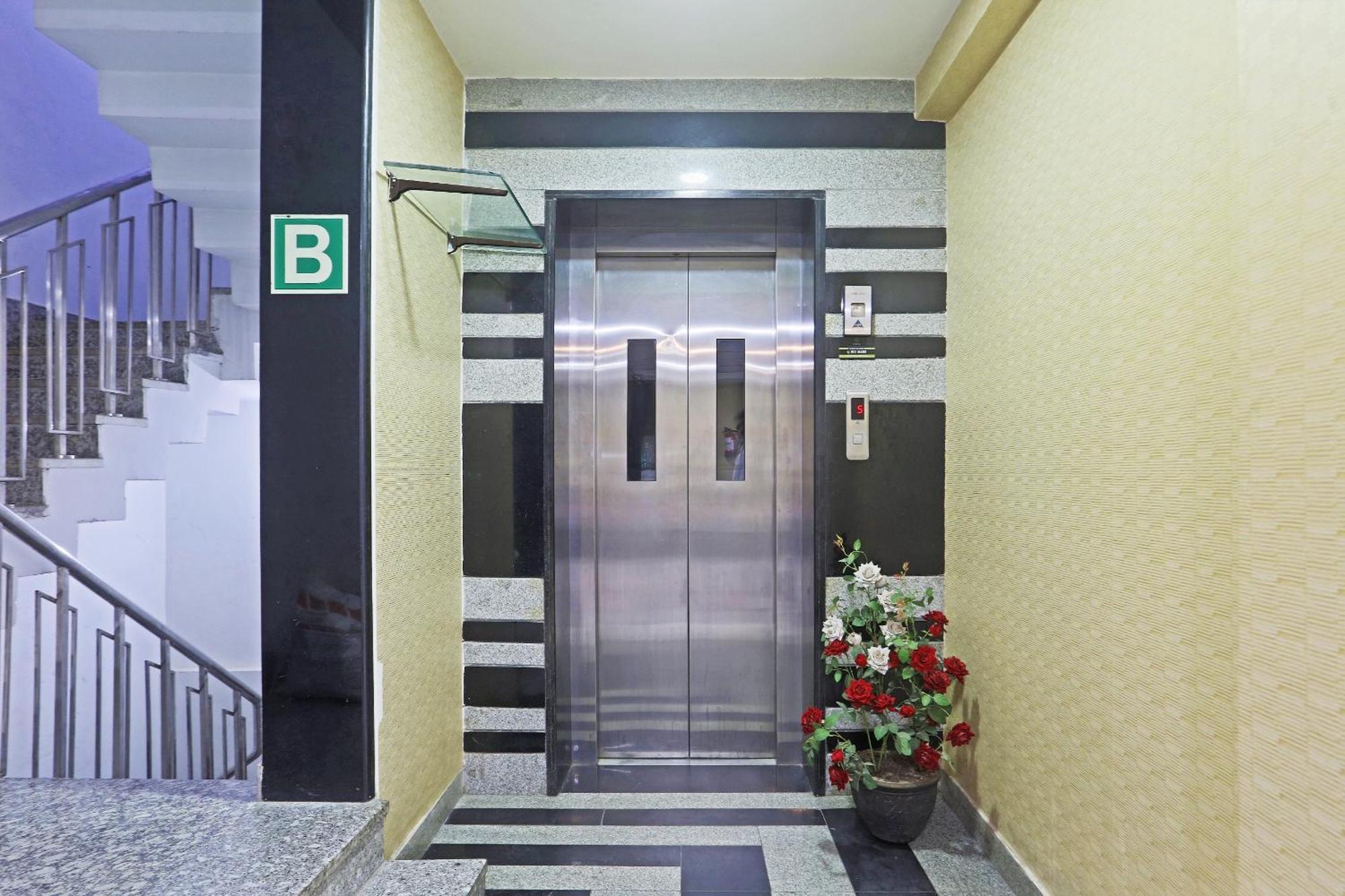 Hotel Aerostar Gold - Opposite Max Healthcare Delhi  Dış mekan fotoğraf