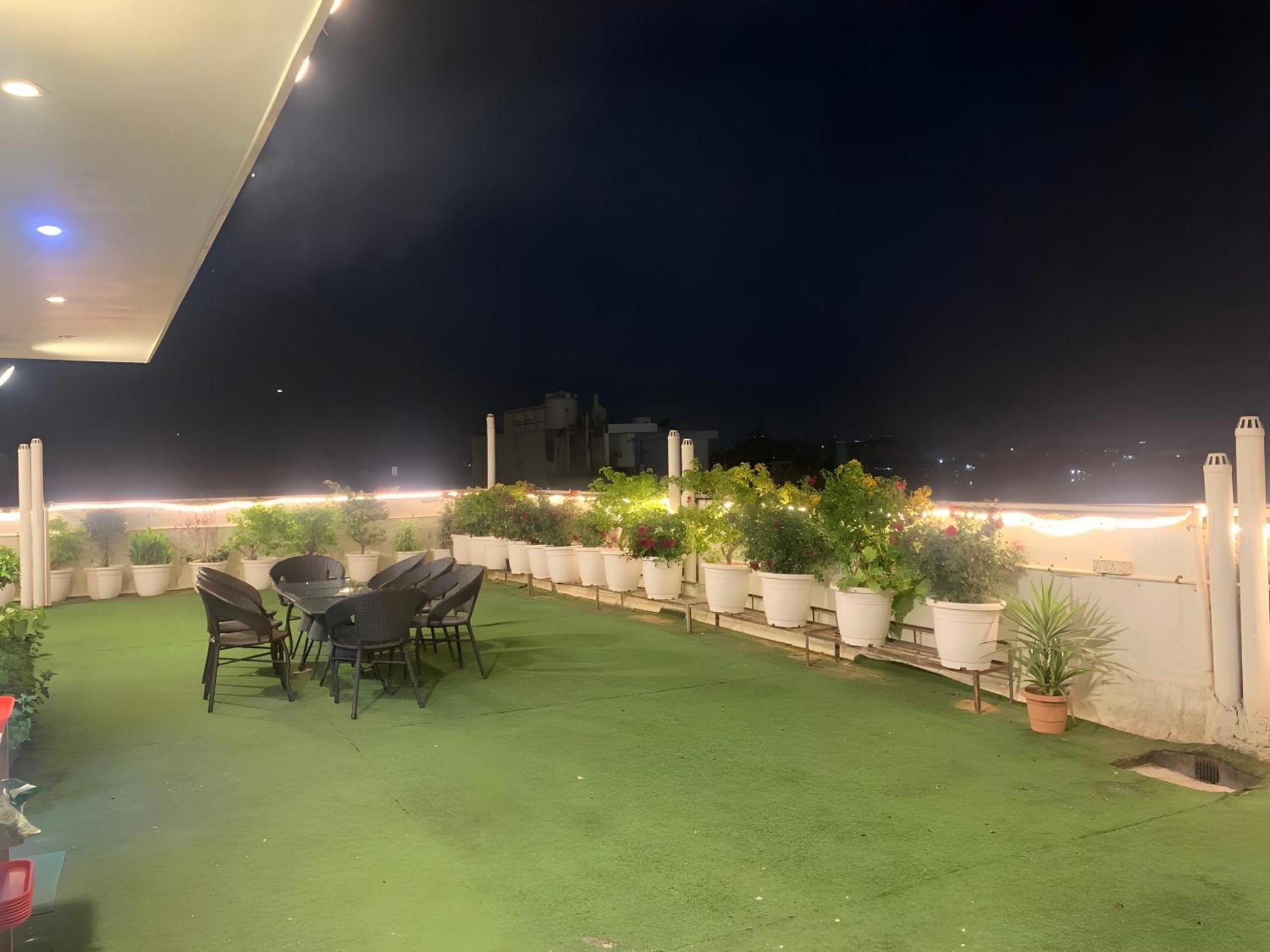 Hotel Aerostar Gold - Opposite Max Healthcare Delhi  Dış mekan fotoğraf