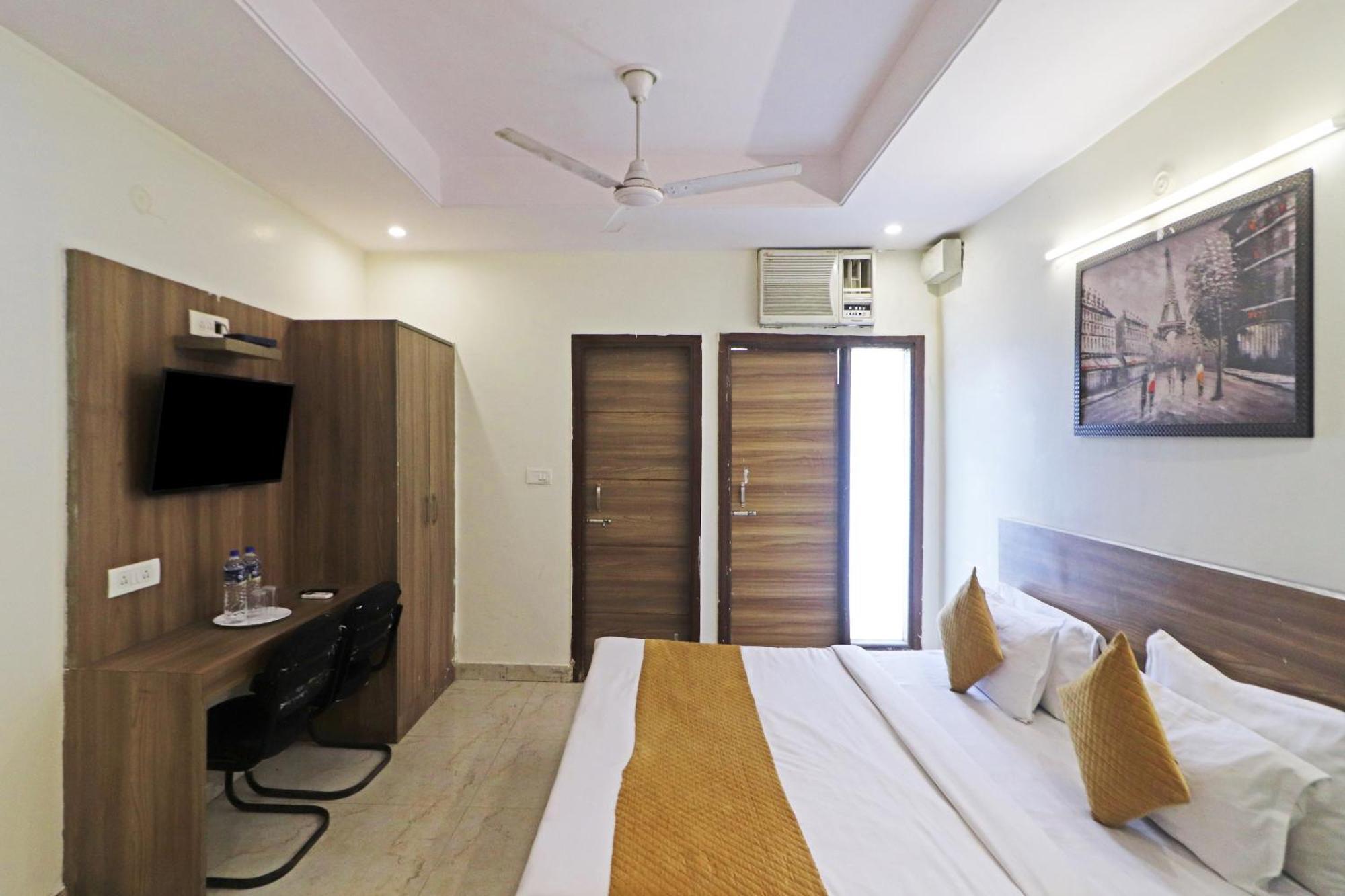 Hotel Aerostar Gold - Opposite Max Healthcare Delhi  Dış mekan fotoğraf