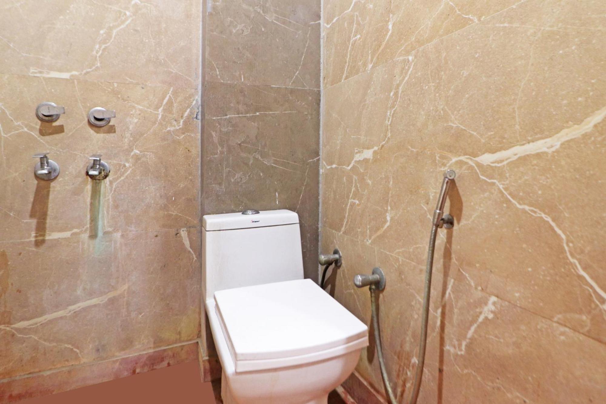 Hotel Aerostar Gold - Opposite Max Healthcare Delhi  Dış mekan fotoğraf